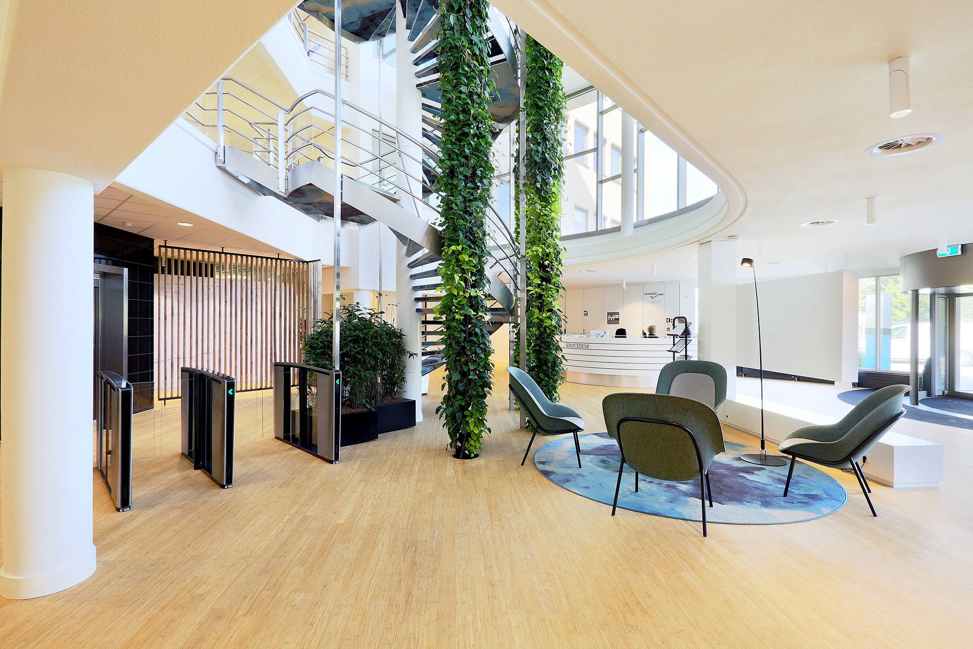 Waterschap Zuiderzeeland, Lelystad - Dit kantoor vroeg ons om een groene inrichting waarmee ze vloeroppervlak konden besparen. Dit losten wij op met plantwires!