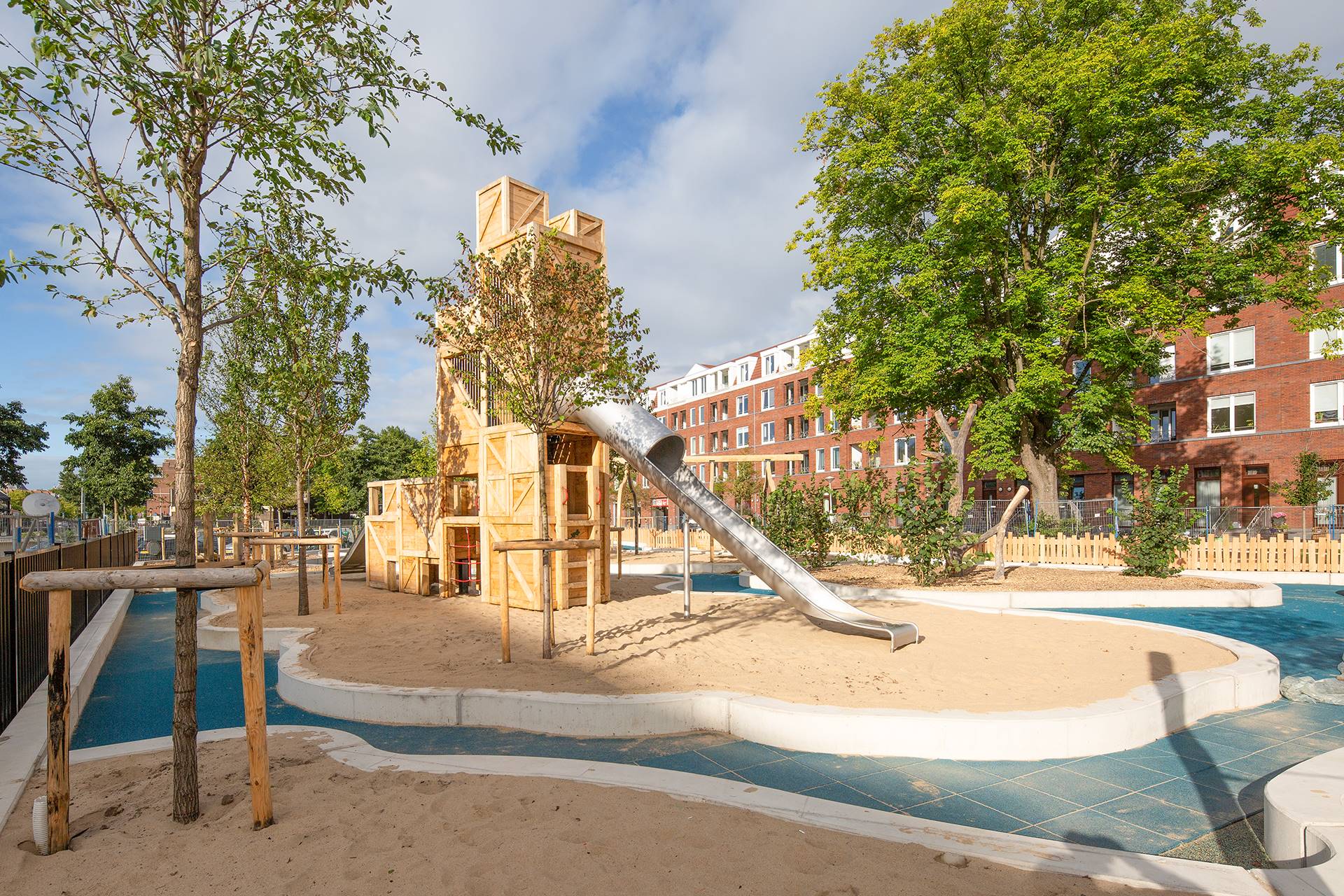 Funenpark, Amsterdam-Centrum - Het resultaat van deze speeltuin kwam voort uit een intensieve samenwerking en de inbreng van bewoners en gebruikers