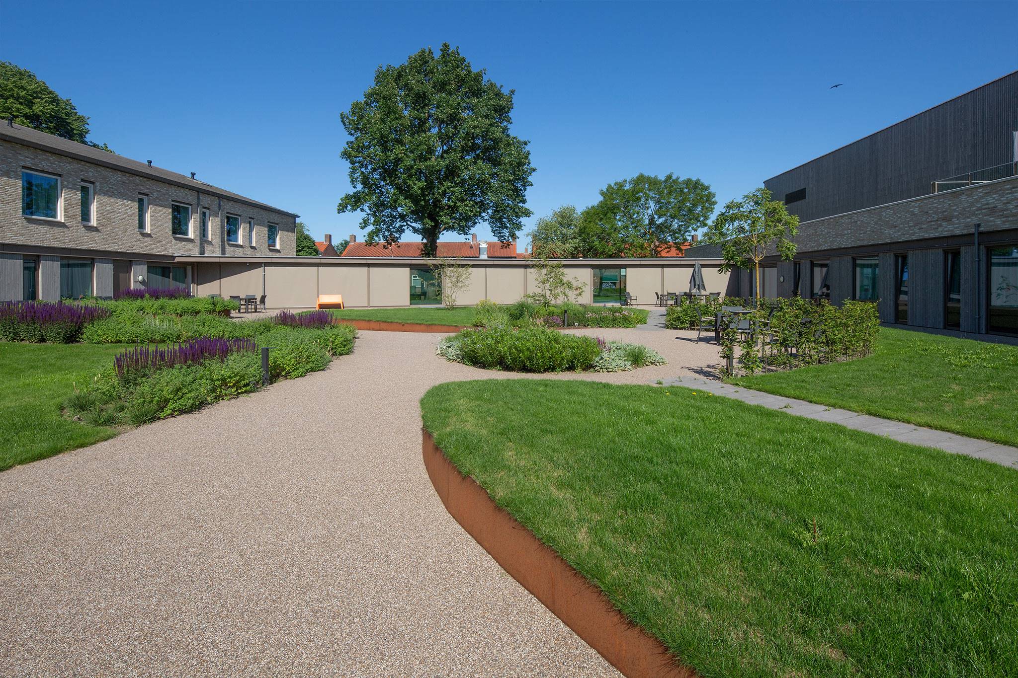 De Leystroom, Breda - Voor de bewoners hebben we een veilig begaanbaar waterdoorlatend tuinpad aangelegd