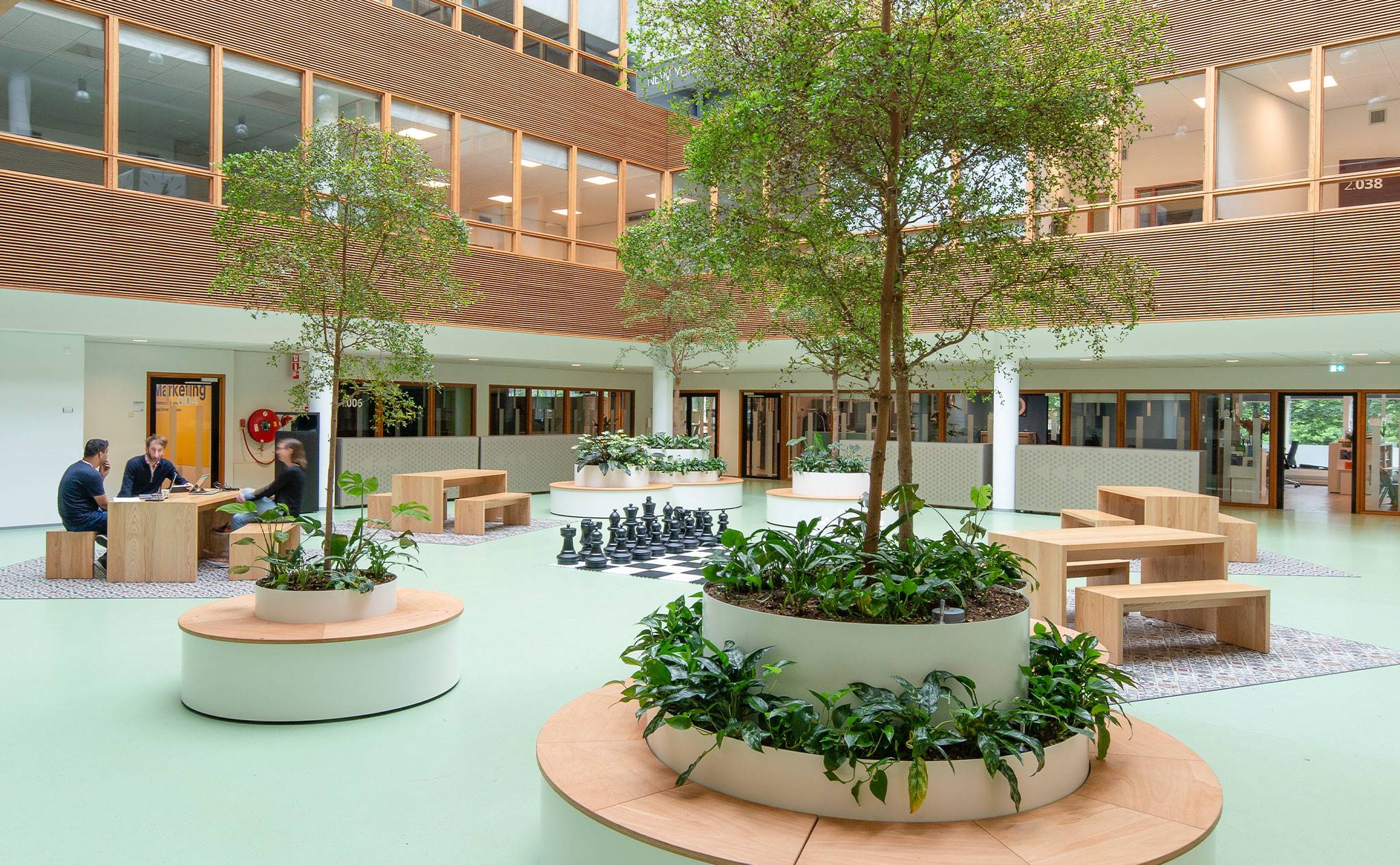 Hogeschool van Amsterdam, Fraijlemaborg - Om de frisse beleving binnen Fraijlemaborg compleet te maken, hebben wij meegedacht over een upgrade van het groen. 