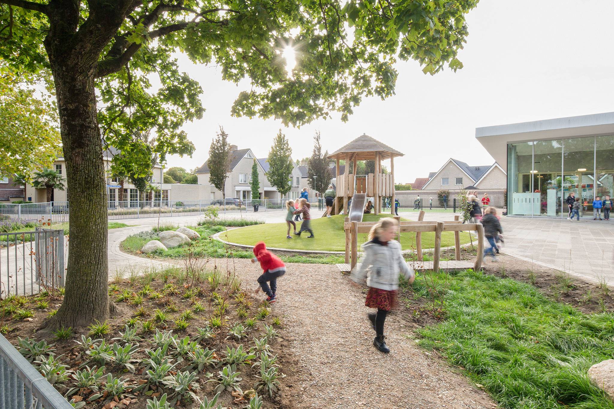 De Tweesprong, Nederweert-Eind - Voor deze basisschool realiseerden wij de Groenaanleg en het Groenonderhoud van dit groene schoolplein