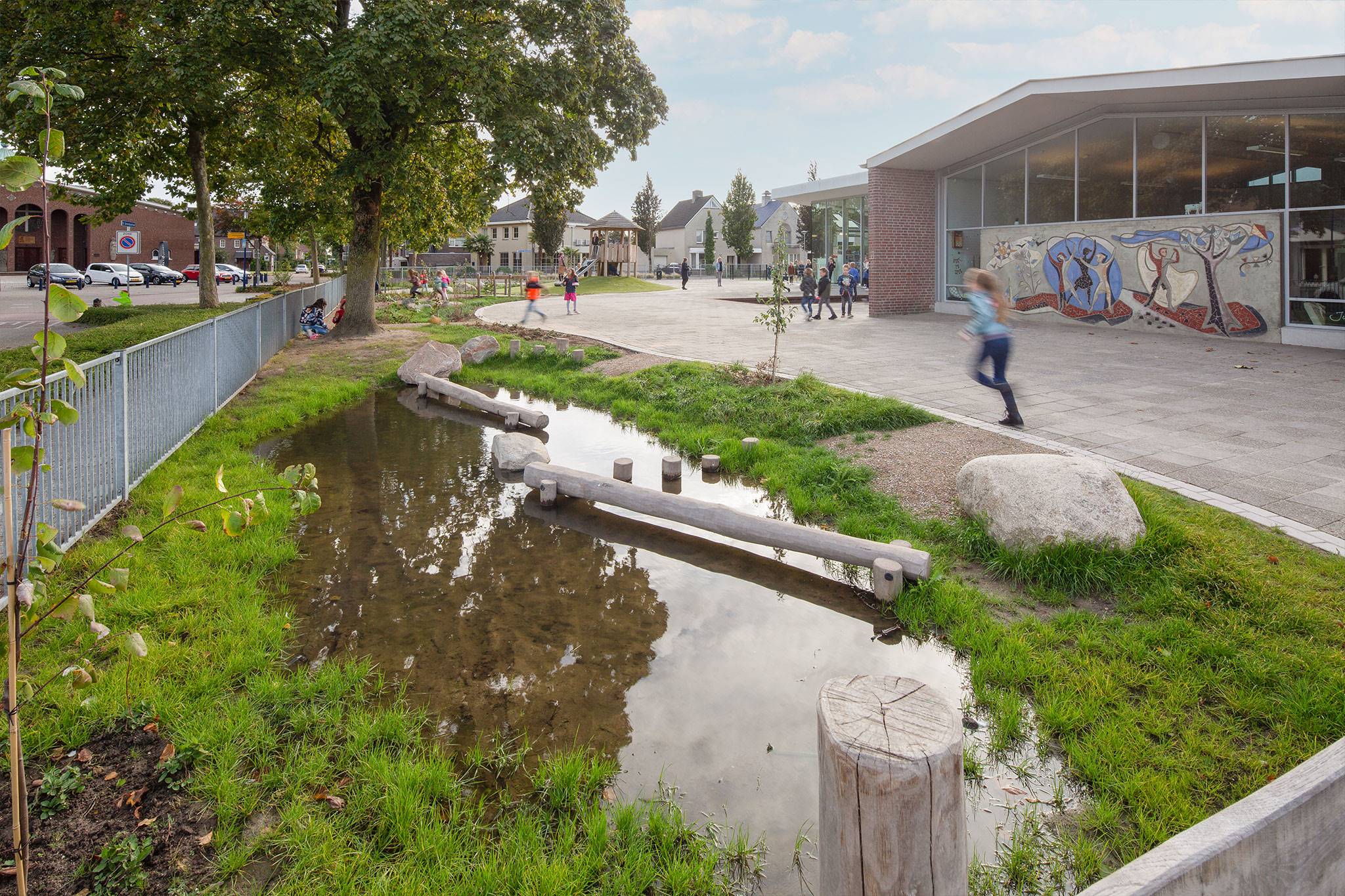 Dit schoolplein gebruikt ondergrondse infiltratiekratten voor hemelwaterafvoerproblemen